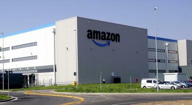 Amazon dichiara guerra alle recensioni false: prima denuncia penale in Italia