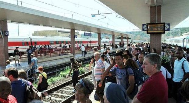 Guasto tecnico sulla Orte Fiumicino centinaia di passeggeri a piedi: ritardi e caos sulla ferrovia per l'aeroporto