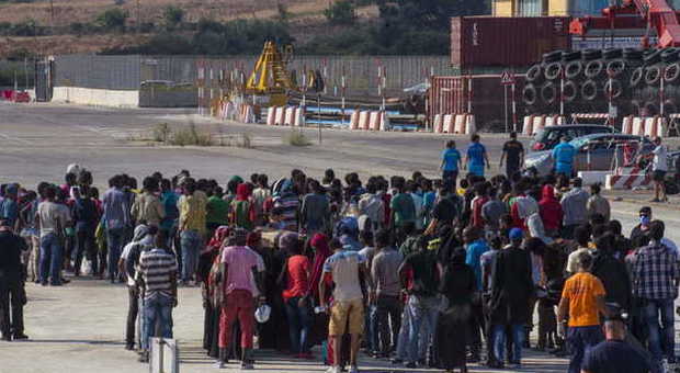 Migranti, rivolta in un Cie a Valencia: la polizia carica