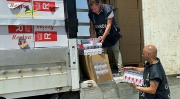 Contrabbando di sigarette a Melito, arrestata donna: in casa mille pacchetti di varie marche