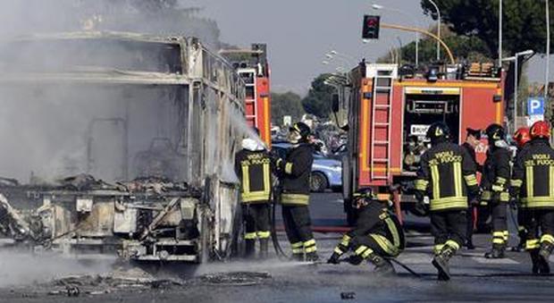 Roma, paura sul bus: prende fuoco in strada