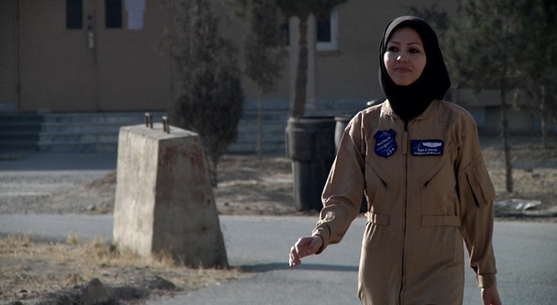 Tuta da volo e hijab: la storia di Safia Ferozi, unica donna pilota dell'Afghan Air Force
