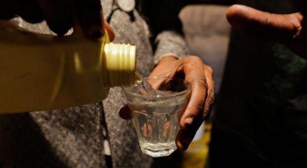 India, intossicati dal liquore al metanolo: 140 morti