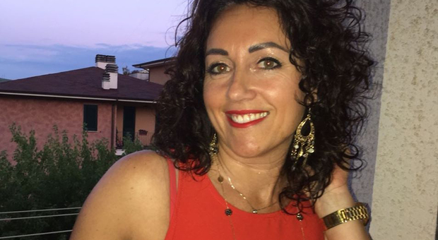 Simona Viceconte suicida come la sorella: trovata con foulard stretto al collo, pm indagano