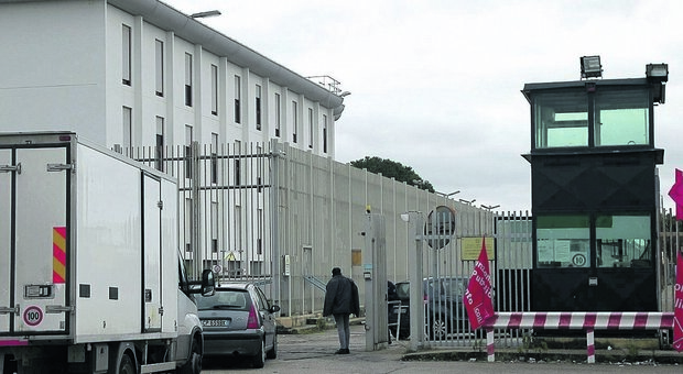 L'ingresso del carcere di Taranto