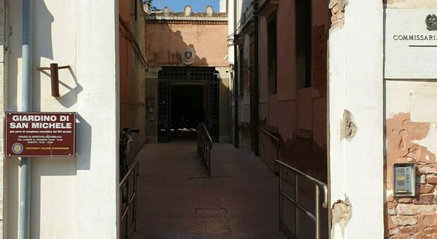 Minaccia l'ex moglie con un coltello in casa, la figlia terrorizzata chiama la polizia: «Aiuto!»