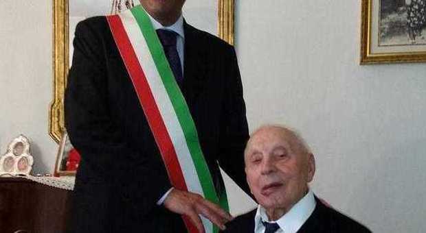 Compie 102 anni il bersagliere che ricevette gli ambasciatori, festa a Pontecagnano