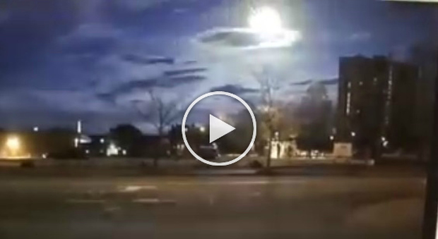 Il meteorite illumina il cielo e viene ripreso dalla camera di bordo della polizia