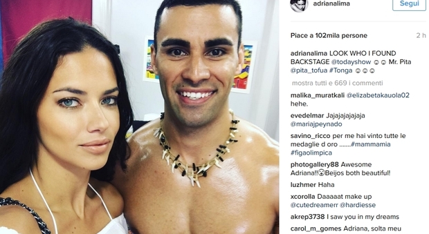 Rio, il selfie di Adriana Lima con il bel portabandiera di Tonga