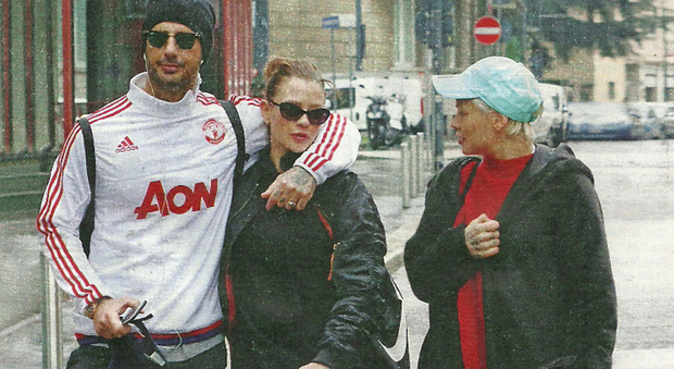 Fabrizio Corona passeggia con la fidanzata Silvia Provvedi e la sorella Giulia a Milano