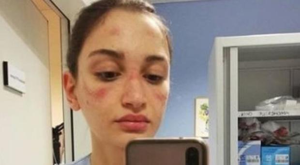 Una foto tratta dal profilo Twitter di La prima manina mostra l'appello di Alessia Bonari, infermiera all' ospedale di Grosseto: "State a casa, non vanificate i nostri sforzi"