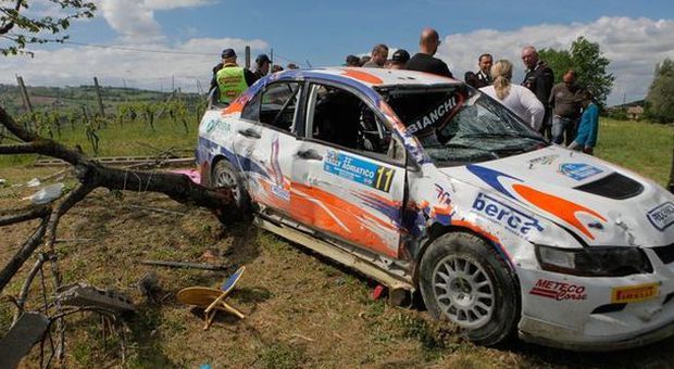 Cingoli, Rally Adriatico: auto in corsa piomba sul pubblico, cinque feriti, paura e fuggi fuggi