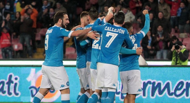 Napoli-Chievo 3-1 ma la Juve risponde agli azzurri, la squadra di Sarri resta seconda