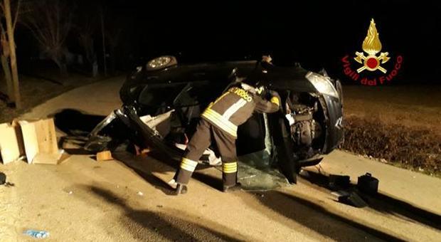 Auto si ribalta in piena notte, conducente resta incastrato: due feriti