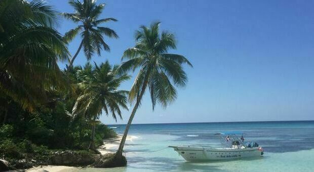 Variante Delta, boom di contagi ai Caraibi: spiagge e negozi in lockdown. «Turisti andate via dalle Antille»