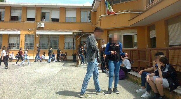 Scuole derubate di centomila euro: arrestata la direttrice amministrativa del liceo scientifico di Genzano