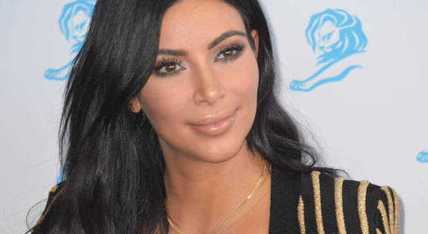 Kim Kardashian, il tacco rimane bloccato in un tombino: la madre corre in suo aiuto