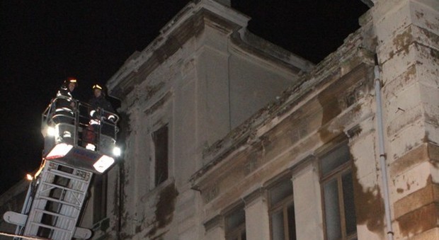 Crolla il tetto dell’ex Itc Corridoni Boato da paura in via Pompeiana