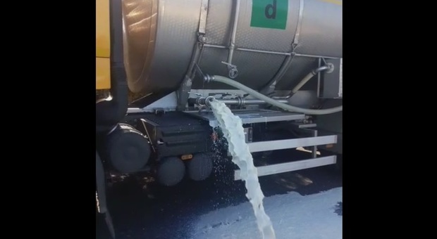 Sardegna, assalto a cisterna: commando armato obbliga l'autista a rovesciare il latte