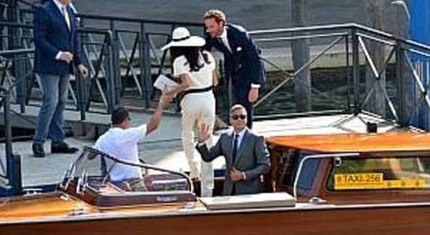 George Clooney e Amal scendono dal taxi nel giorno delle nozze