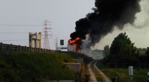 Camion prende fuoco sul Passante: distrutto dalle fiamme