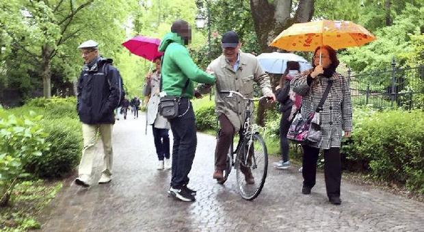 Bici rubate, il bazar dentro il parco: chiedi, «20 euro» e affare fatto
