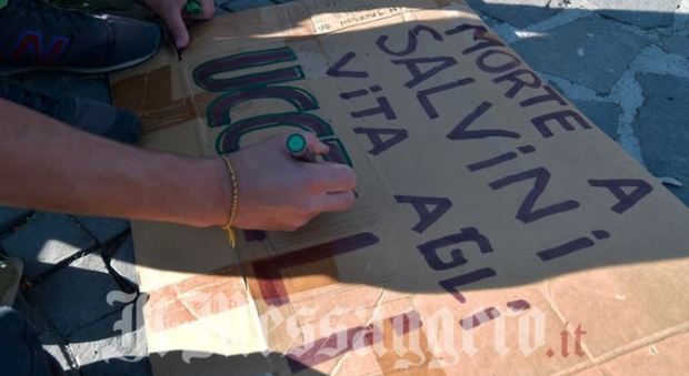 «Morte a Salvini», nel corteo per il clima spunta il cartello di minacce al ministro