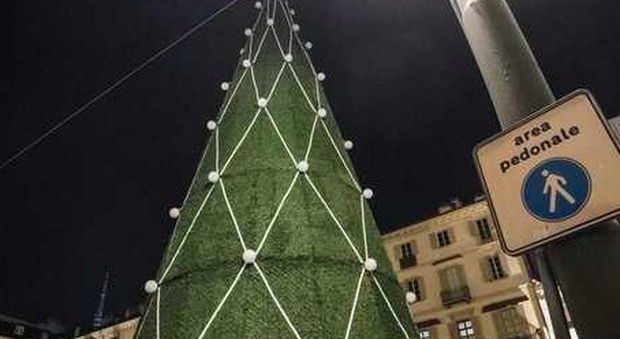 Torino, ironia social per l'albero di Natale da 90mila euro: Zerbino finisce in Consiglio