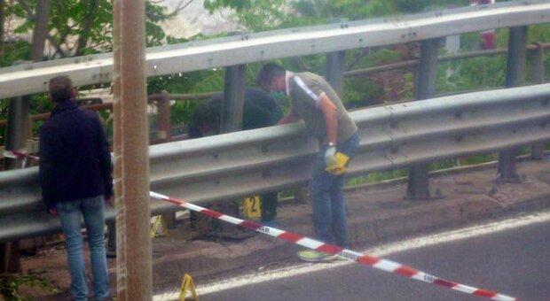 Scoperta choc a Trieste: il cadavere di un uomo appeso per il collo al guardrail
