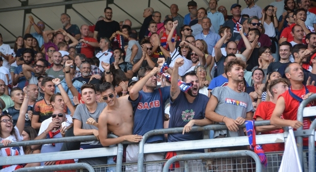 I tifosi della Samb durante una partita al Riviera delle Palme