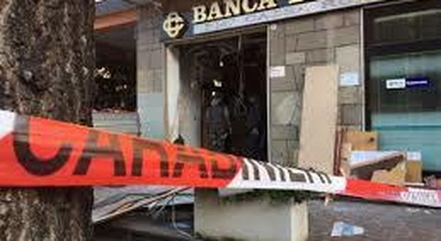 Smuravano i bancomat col carroattrezzi: arrestata banda di 11 rom