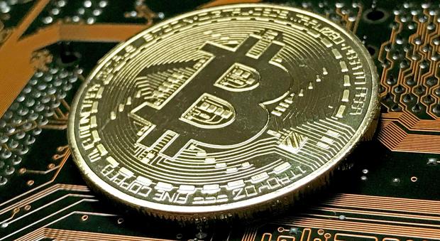 Bitcoin, crollo inarrestabile: perde l'11% e scende sotto i 6mila dollari, a dicembre sfiorava i 20mila