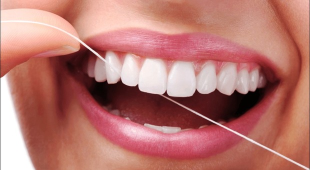 Denti, i prodotti per sbiancare possono rovinare il sorriso. «Attaccano smalto e dentina»