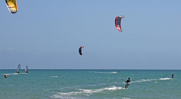 Tornano vele e surf, via libera dei sindaci agli sport acquatici anche a Latina e San Felice Circeo