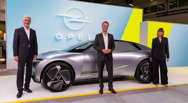 Al centro l’amministratore delegato di Opel, Florian Huettl