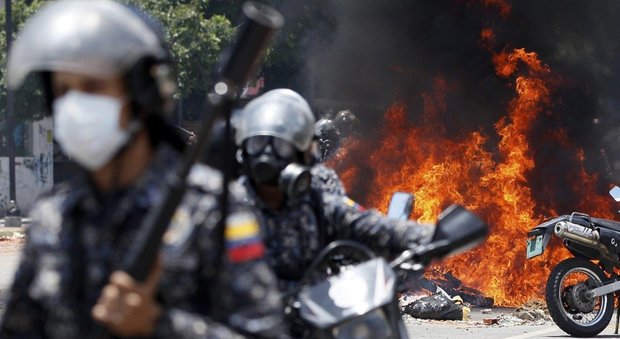 Venezuela, bombe incendiarie contro l'ambasciata di Spagna