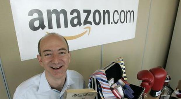Jeff Bezos è l'uomo più ricco della storia moderna: il creatore di Amazon vale 150 miliardi di dollari