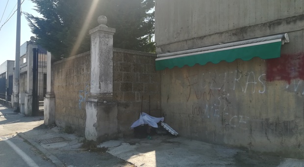 Tenda da sole abusiva sul muro di cinta del cimitero: scempio ai danni di un luogo sacro