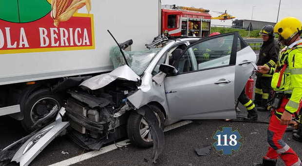 immagine Incidente tragico sulla A4: auto contro un furgone, donna muore all'istante