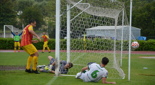 Un gol in occasione dell'ultimo derby Recanatese-Castelfidardo in campionato