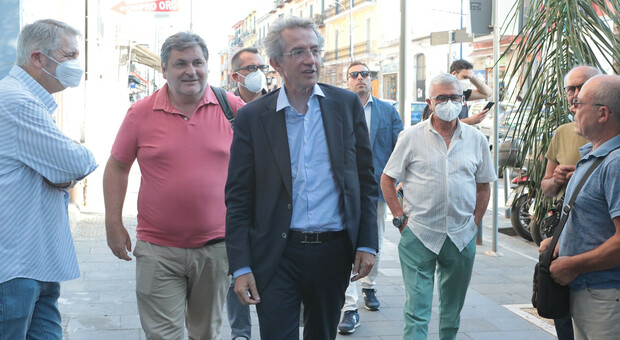 Faida di camorra a Ponticelli, il quartiere in piazza con Manfredi: «Le marce non servono, ora dateci più agenti»