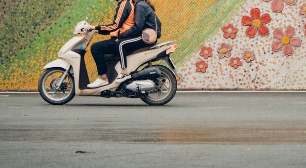 Ruba uno scooter a Vazzola, fermato da un 15enne coraggioso (foto Unpslash Tieng Vu)