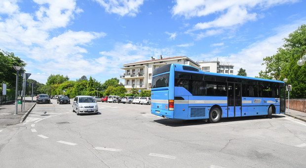 Padova, autobus urta il furgone dei rifiuti: operaio 57enne muore schiacciato