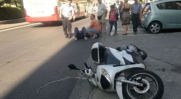 Paura in piazza Stamira Auto contro scooter, un ferito