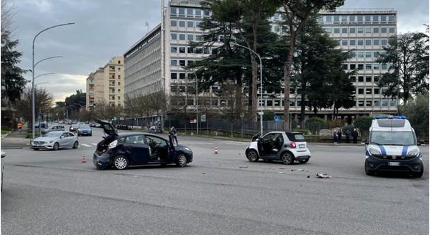 Incidente a piazzale Ostiense, scontro tra due auto: due persone ferite