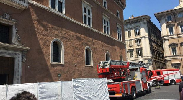 Piazza Venezia, piovono calcinacci: transennato l'ingresso del museo