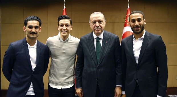 Erdogan, foto con turco-tedeschi Oezil e Guendogan: scoppia la polemica