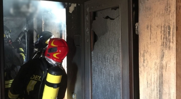Brucia cucina in un appartamento di Rivodutri, i vigili del fuoco disinnescano l'incendio nella casa