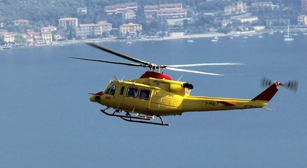 Auto finisce nel lago di Garda, vietato l'elicottero ai soccorritori: non hanno il Green pass