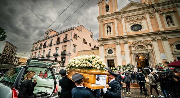 Ragazzi uccisi a Ercolano, il vescovo Battaglia ai funerali: «Oggi Gesù piange per queste morti insensate»